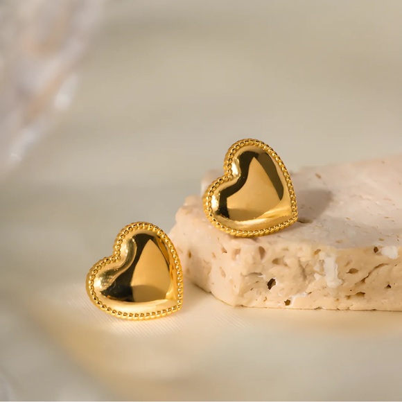 NEW💎18K Gold Plated Heart Stud Earrings* - Picture 3 of 4